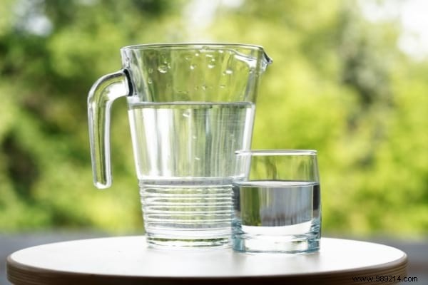 Should You Drink Water While Eating? 3 Doctor-Recommended Health Benefits