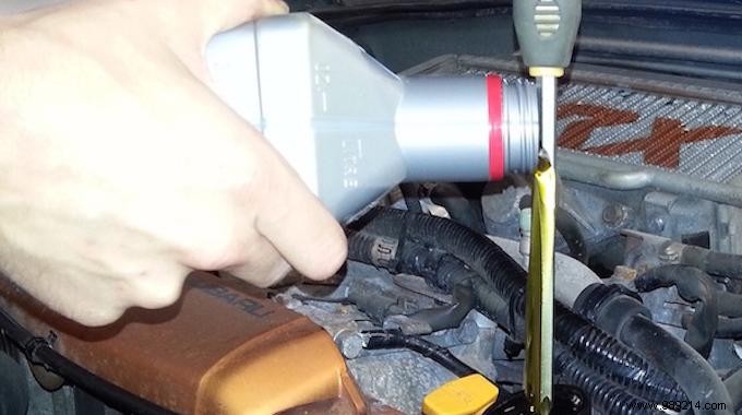 No Funnel for Engine Oil? Simple Screwdriver Trick from a Mechanic