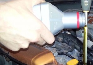 No Funnel for Engine Oil? Simple Screwdriver Trick from a Mechanic