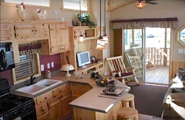 Rustic River Park Home: Luxurious Mobile Cabin Sleeps 6 with Full Amenities