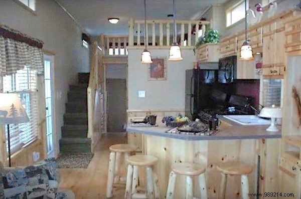 Rustic River Park Home: Luxurious Mobile Cabin Sleeps 6 with Full Amenities