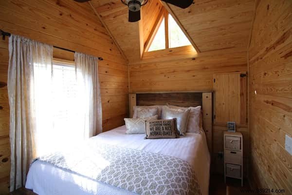 Rustic River Park Home: Luxurious Mobile Cabin Sleeps 6 with Full Amenities