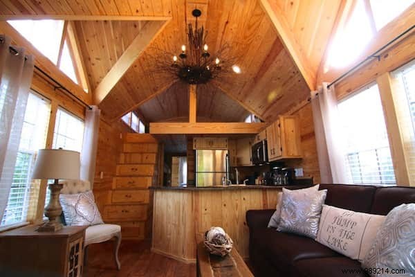 Rustic River Park Home: Luxurious Mobile Cabin Sleeps 6 with Full Amenities