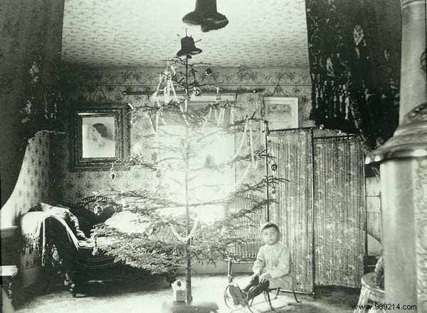 Vintage Christmas Trees from 100 Years Ago: 12 Authentic Historical Photos