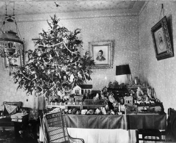 Vintage Christmas Trees from 100 Years Ago: 12 Authentic Historical Photos