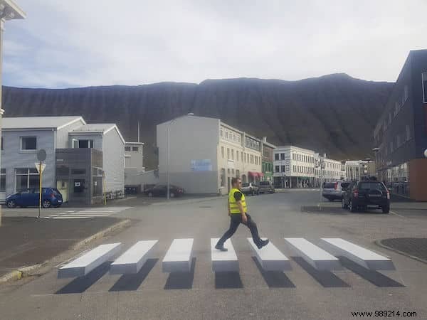 Ísafjörður, Iceland: 3D Optical Illusion Crosswalks That Safely Slow Down Drivers