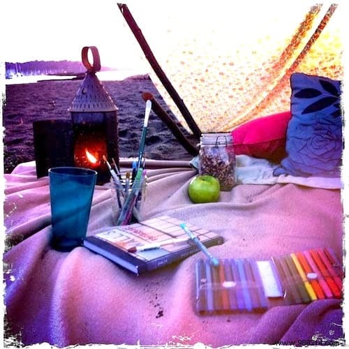 DIY Bohemian Beach Tent: Effortless Sun Protection with Poles and Old Sheets