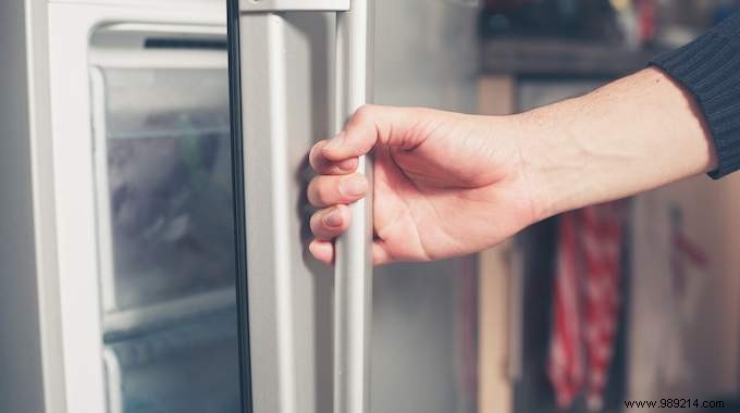 Simple Paper Test to Check Your Freezer Door Seal – Save Energy and Protect Food