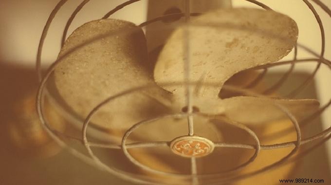 How to Cool Your Room Without an Air Conditioner: Proven Fan Hack