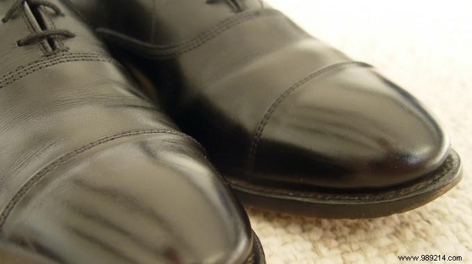 No Shoe Polish? Shine Leather Shoes with Olive Oil – Quick, Proven DIY Trick