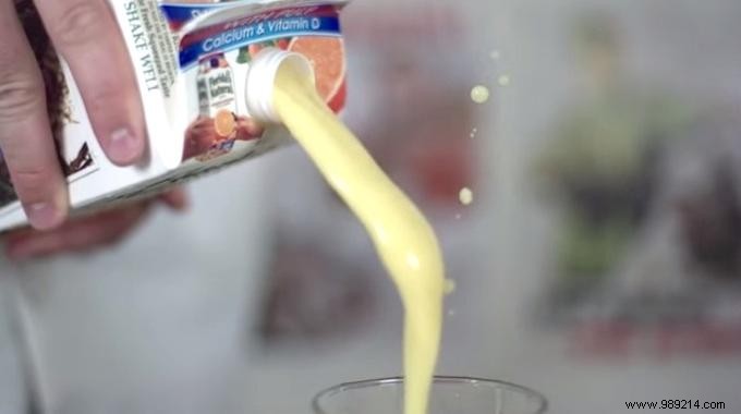 The Right Way to Pour Orange Juice Without Splashing – A Proven Kitchen Trick