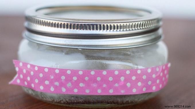 Effortless DIY Trick: Remove Stubborn Label Residue with Baking Soda and Oil