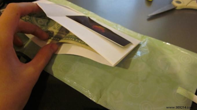 Smart, Discreet Way to Hide Cash in Your Handbag from Pickpockets