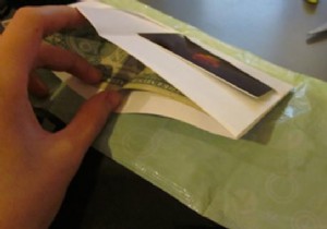 Smart, Discreet Way to Hide Cash in Your Handbag from Pickpockets