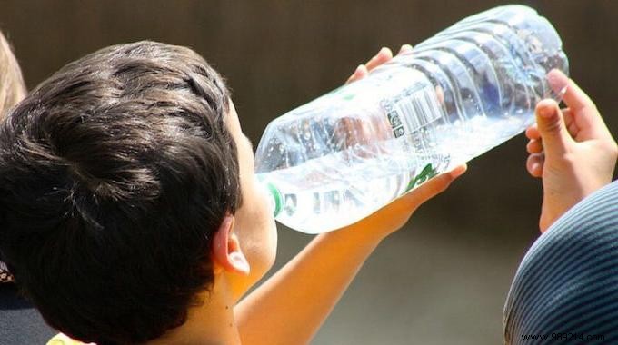Why Reusing Plastic Water Bottles Poses Health Risks – Expert-Recommended Safer Alternatives