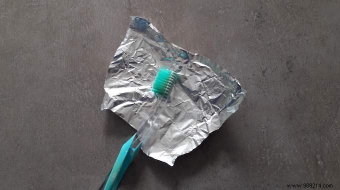 Smart Travel Hack: Protect Your Toothbrush with Aluminum Foil on the Go