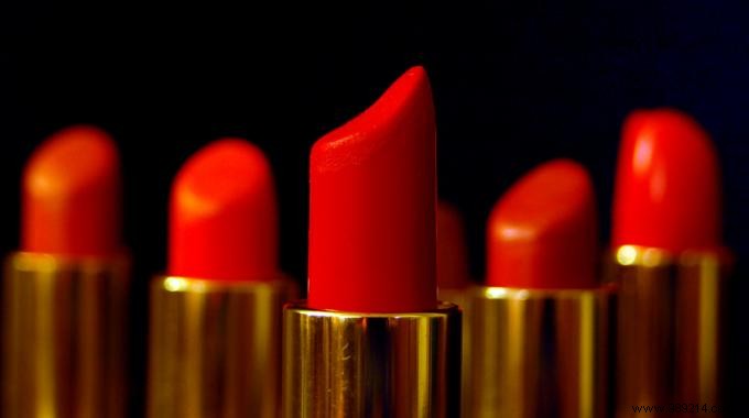 How to Easily Remove Lipstick Stains from Clothes with Makeup Remover