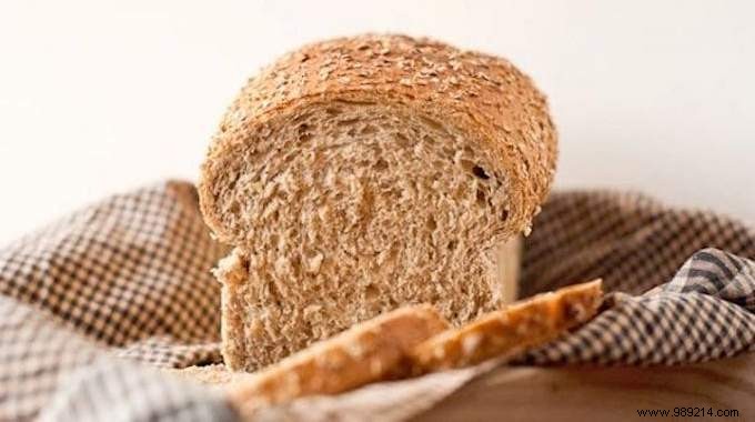 Erase Grease Stains from Wallpaper in Seconds Using Breadcrumbs – A Proven Home Hack