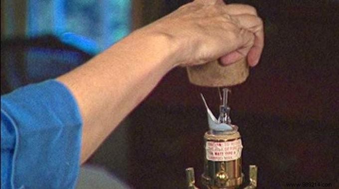 How to Safely Remove a Broken Light Bulb Base Using a Potato – Zero Risk of Cuts