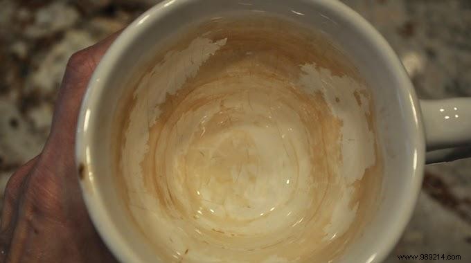 How to Effortlessly Remove Tea Stains from Cups and Teapots with Baking Soda