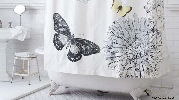 How to Easily Clean Limescale from Your Shower Curtain with White Vinegar