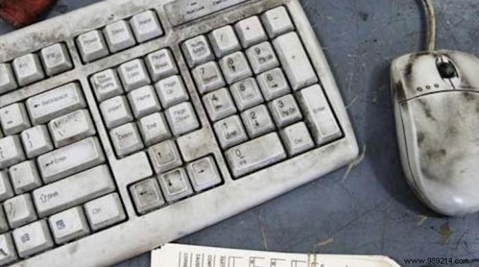 Effortless Keyboard Cleaning: 2 Proven White Vinegar Tips from Tech Experts