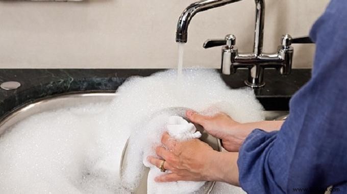 White Vinegar: The Powerful Natural Degreaser for Spotless Dishes