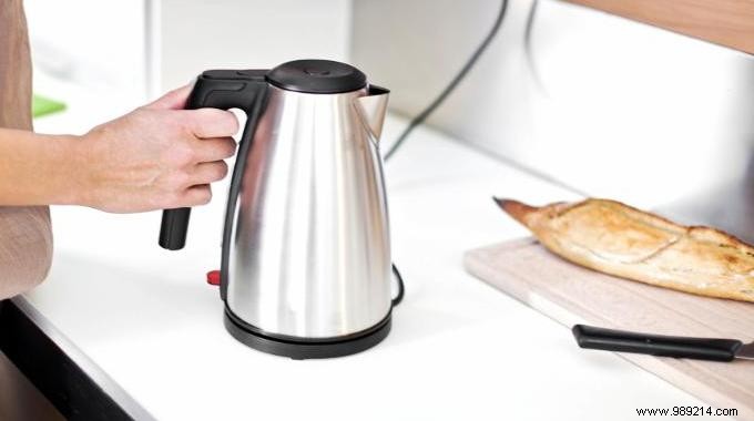 Effortlessly Remove Kettle Limescale with This Proven White Vinegar Method