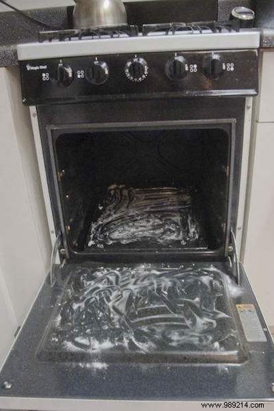 How to Clean Your Oven Naturally with Baking Soda and Vinegar – No Harsh Chemicals