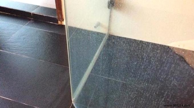 Erase Water Stains from Shower Glass: The Simple Vinegar Trick