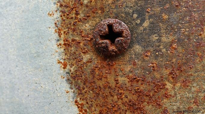 How to Easily Unscrew a Rusty Screw: Proven Handyman Trick