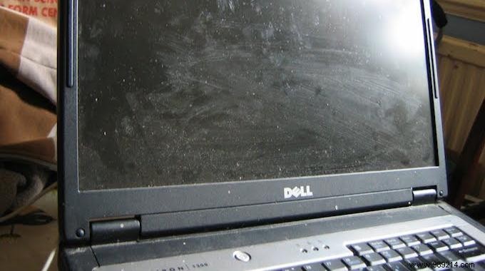 How to Clean Your Computer Screen Safely with Vinegar – No Wipes Needed