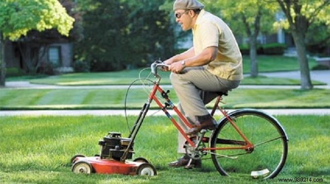 Natural Weed Control: Mulch Your Garden with Lawn Clippings