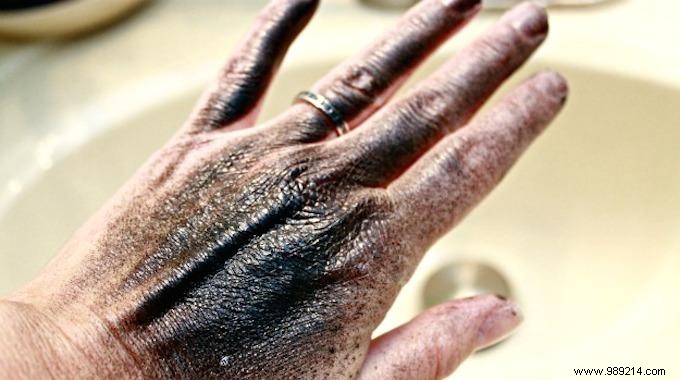 How to Safely Remove Water-Based Paint from Hands Using Baby Oil