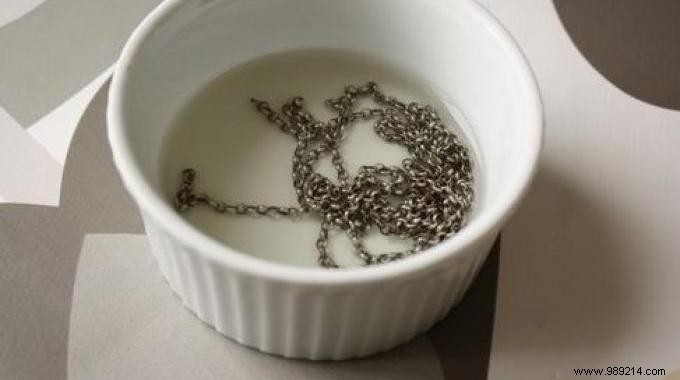 How to Restore Shine to Tarnished Silver Jewelry with Vinegar and Baking Soda