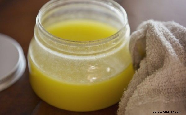 Restore Your Wooden Table s Shine: Simple Vinegar and Olive Oil Cleaning Method