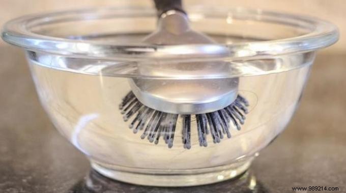 How to Deep Clean a Greasy Hairbrush with White Vinegar – Proven Method