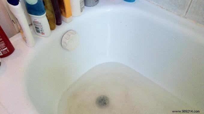 Unclog Your Bathtub Drain Naturally: Quick DIY Fix with Vinegar and Soda Crystals – No Plumber Required