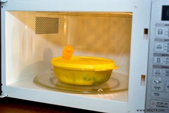 12 Items You Should Never Put in the Microwave: Expert Safety Guide