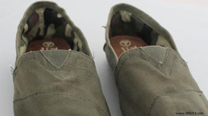 Expert DIY: Waterproof Canvas Shoes with Beeswax in Minutes