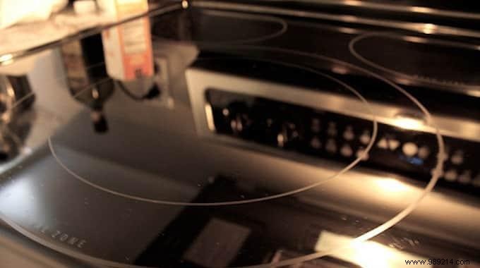 How to Easily Deep-Clean Your Glass Hob with Baking Soda: A Proven Home Trick