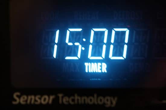 How to Easily Deep-Clean Your Glass Hob with Baking Soda: A Proven Home Trick