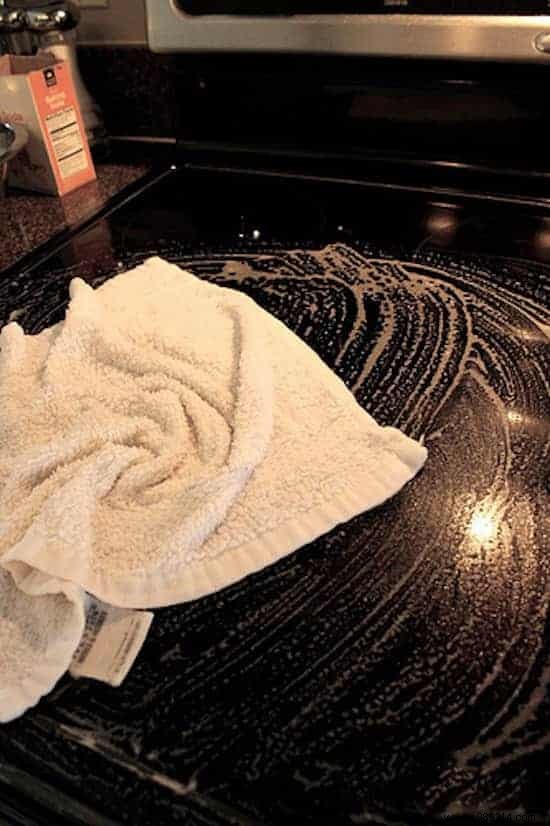 How to Easily Deep-Clean Your Glass Hob with Baking Soda: A Proven Home Trick
