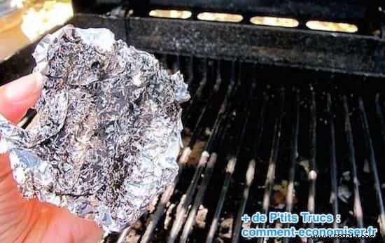 19 Practical Aluminum Foil Hacks for Cleaning, Cooking, and Home Maintenance