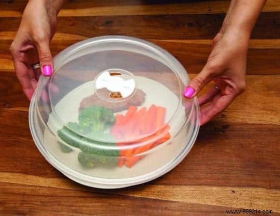 Effortless Microwave Deep Clean: White Vinegar Steam Method in Just 10 Minutes