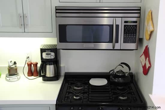 Proven Trick: Effortlessly Clean Stubborn Cooking Oil Splatters from Kitchen Surfaces