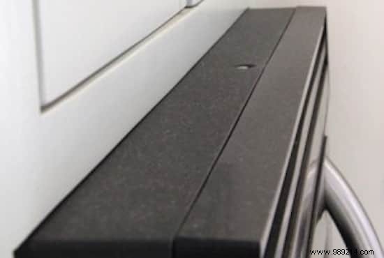 Proven Trick: Effortlessly Clean Stubborn Cooking Oil Splatters from Kitchen Surfaces