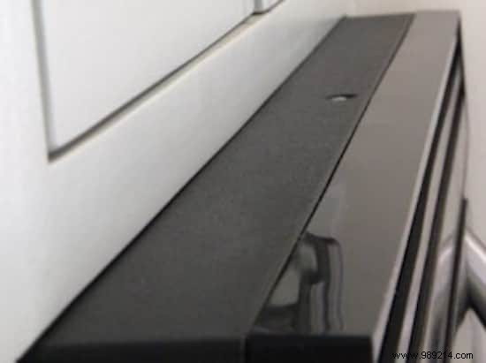 Proven Trick: Effortlessly Clean Stubborn Cooking Oil Splatters from Kitchen Surfaces