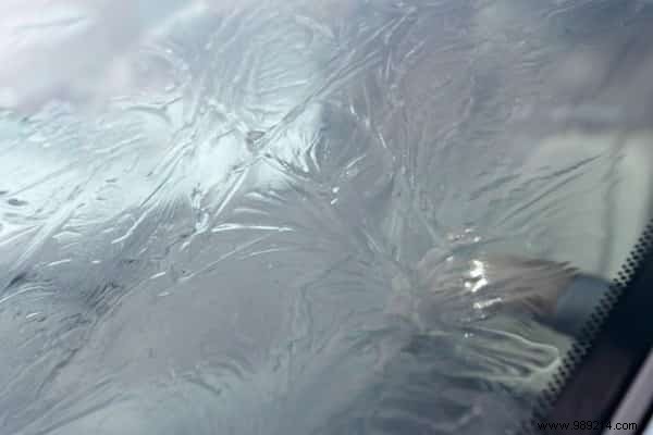 Proven DIY Windshield De-Icer: Clear Frost in Seconds with 2 Simple Ingredients