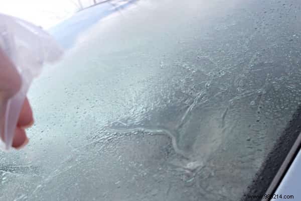 Proven DIY Windshield De-Icer: Clear Frost in Seconds with 2 Simple Ingredients
